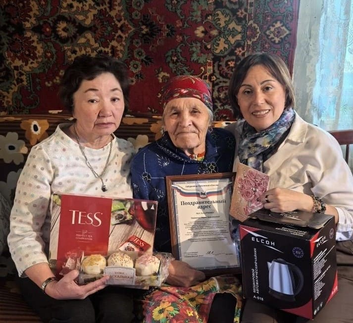 Сидят 3 женщины, 1 из них юбиляр