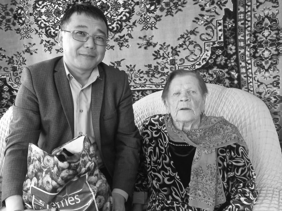 Сидят 2-е человек. Слева мужчина, справа пожилая женщина.